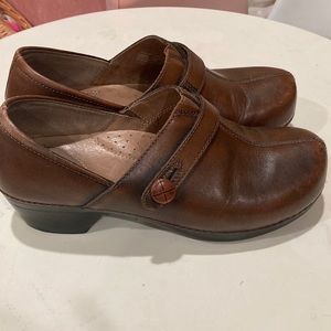 DANSKO BROWN LEATHER BUTTON DETAIL SOLSTICE CLOGS PROFESSIONAL NURSE SIZE 40